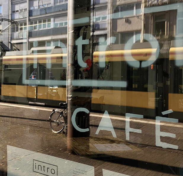 intro Café facade